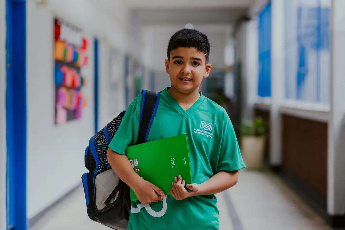 Estudantes em rotina educacional conectada ao mundo